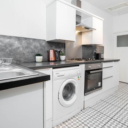 ברמינגהאם 5 Bedroom House - 11 Guests - Garden - Wifi - Smart Tv - Top Rated - Large Driveway 4 Multiple Vehicles - Perfect For Contractors מראה חיצוני תמונה