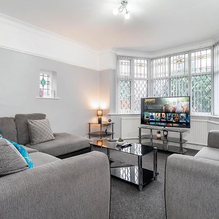 ברמינגהאם 5 Bedroom House - 11 Guests - Garden - Wifi - Smart Tv - Top Rated - Large Driveway 4 Multiple Vehicles - Perfect For Contractors מראה חיצוני תמונה