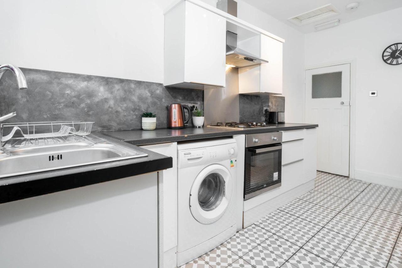 ברמינגהאם 5 Bedroom House - 11 Guests - Garden - Wifi - Smart Tv - Top Rated - Large Driveway 4 Multiple Vehicles - Perfect For Contractors מראה חיצוני תמונה