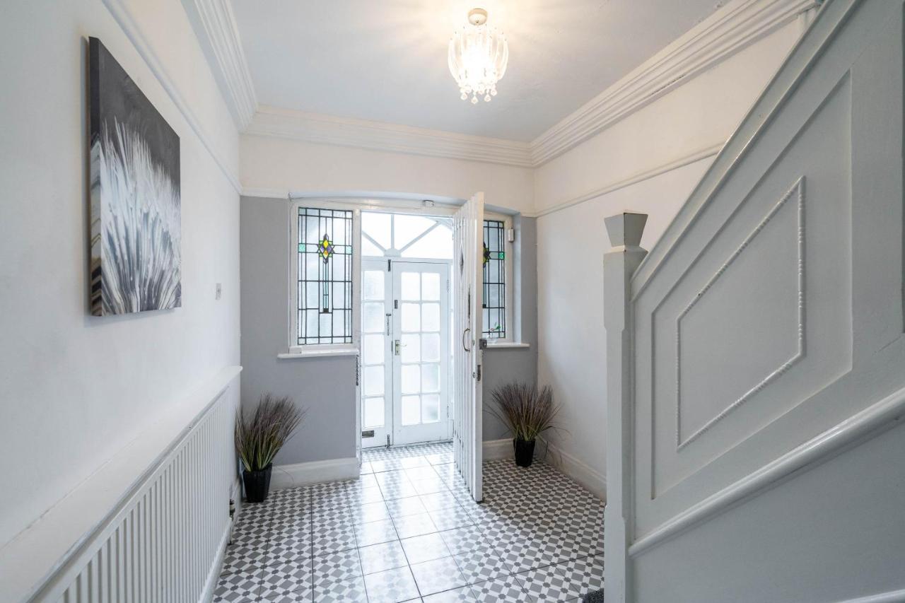 ברמינגהאם 5 Bedroom House - 11 Guests - Garden - Wifi - Smart Tv - Top Rated - Large Driveway 4 Multiple Vehicles - Perfect For Contractors מראה חיצוני תמונה