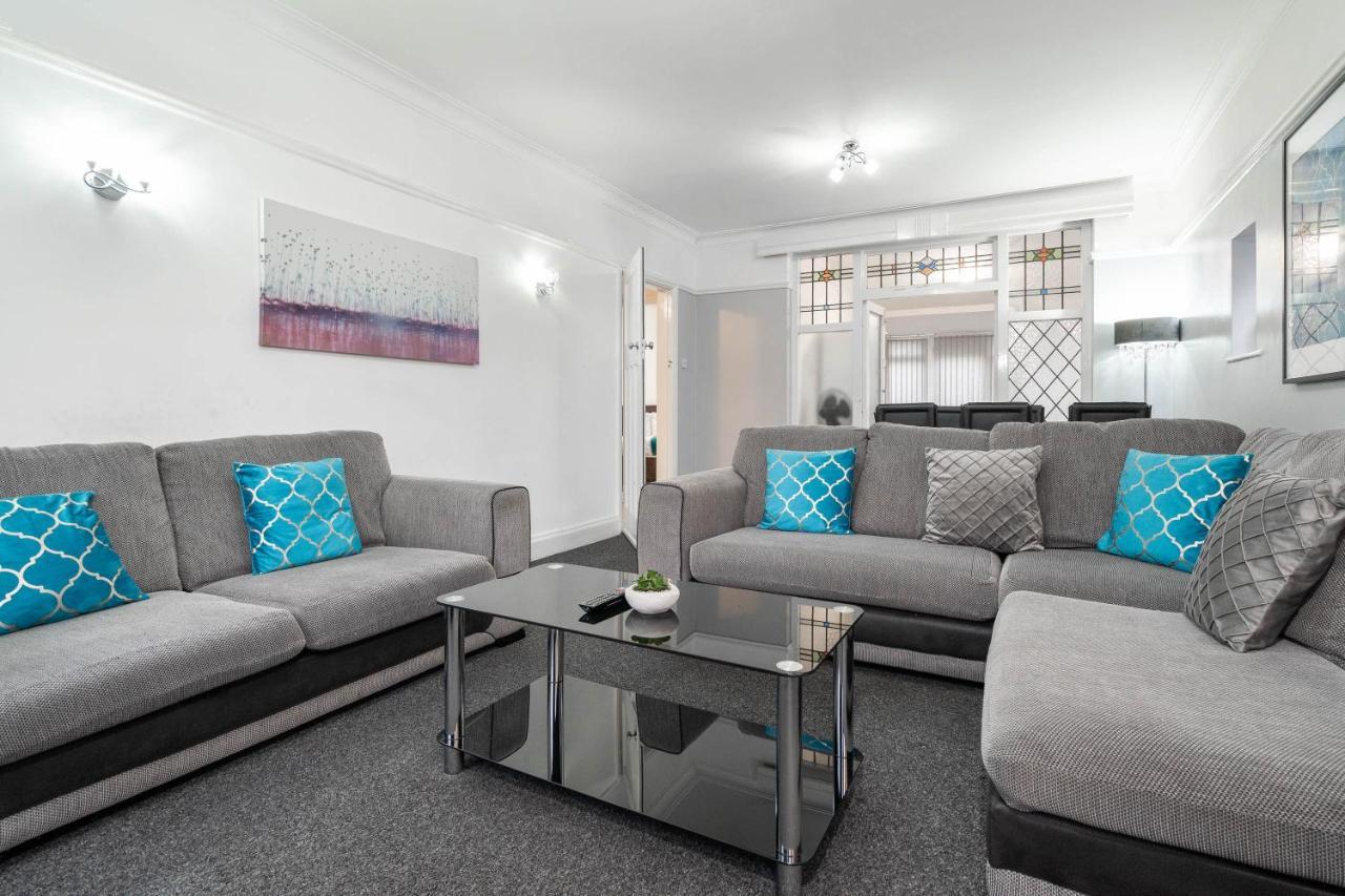 ברמינגהאם 5 Bedroom House - 11 Guests - Garden - Wifi - Smart Tv - Top Rated - Large Driveway 4 Multiple Vehicles - Perfect For Contractors מראה חיצוני תמונה